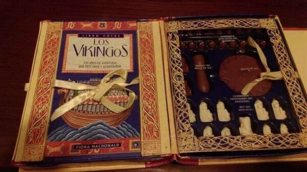 Libro cofre Los Vikingos (libro con complementos y juego de mesa)